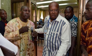 Des chefs de l'opposition burkinabè, Zephirin Diabre (g) et Rock Marc Kabore, lors des négociations sur la charte de la transition", le 8 novembre 2014 à Ouagadougou