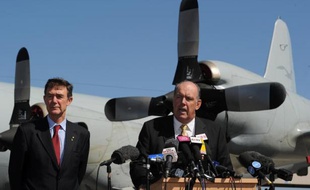 Le coordinateur des opérations de secours, Angus Houston (g) et le ministre australien de la Défense David Johnston (d)durant une conférence de presse à Bullsbrook, au nord de Perth, le 8 avril 2014