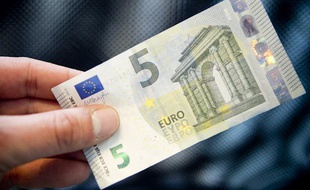 Le nouveau billet de 5 euros a été mis en circulation le 2 mai 2013.