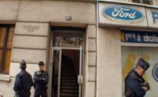 Des sources proches de l'enquête ont fait état de la découverte au domicile de la victime d'une "douzaine d'explosifs" dont des "balles de ping-pong qui permettent d'accélérer le souffle" des explosions.