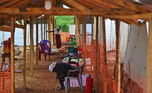 Des malades d'Ebola le 15 août 2014 dans le centre de traitement de MSF à Kailahun, en Sierra Leone