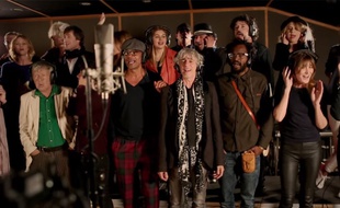 Vingt-trois artistes français chantent «Noël est là» pour récolter des fonds et lutter contre le virus Ebola.