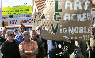 Plus de 1.500 personnes, venues en trois cortèges des communes de l'Ouest du département du Var ont convergé samedi matin vers Le Beausset, au nord de Toulon, pour dire "non" aux divers tracés de la LGV Paca proposés par réseau Ferré de France et réclamer l'abandon définitif du projet