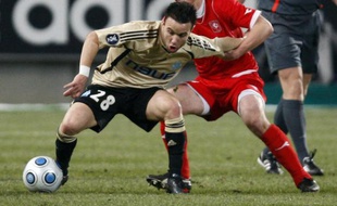 Le Marseillais Mathieu Valbuena (à gauche), lors d'u match Marseille - Twente, le 19 février 2009 à Marseille.