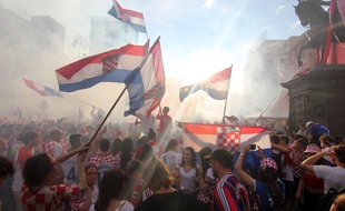 Les supporters croates sur la place Jelacic à Zagreb, le soir de la finale de la Coupe du monde perdue contre l'équipe de France.