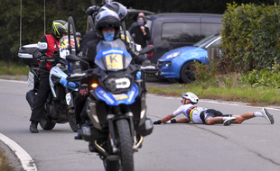 Julian Alaphilippe chute lors du Tour des Flandres, le 18 octobre 2020.