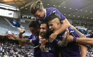 Jimmy Durmaz (barbu) félicité par des coéquipiers du TFC après son but vainqueur contre Montpellier en Ligue 1, le 12 août 2017 au Stadium de Toulouse.