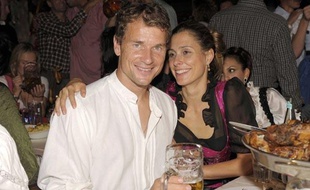 Jens Lehmann lève le coude avec sa femme à l'occasion de l'Oktoberfest, le 19 septembre 2009.