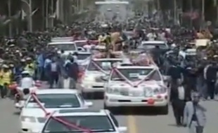 Le cycliste érythréen Daniel Teklehaimanot défile dans les rues d'Asmara, la capitale, le 1er août 2015.