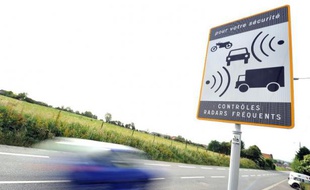 Le ministre de l'Intérieur Manuel Valls a annoncé mardi l'expérimentation cette année dans "quelques départements" de la limitation de la vitesse à 80 km/h sur le réseau secondaire, actuellement à 90 km/h.