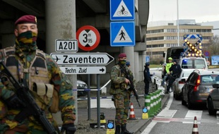 Militaires et policiers belges déployés le 29 mars 2016 à l'aéroport de Zaventem près de Bruxelles