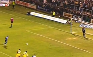Capture d'écran d'un pénalty raté par le Slovaque Lubomir Moravcik, face à Mickaël Landreau, lors d'un match entre Bastia et Nantes, le 2 octobre 1996.