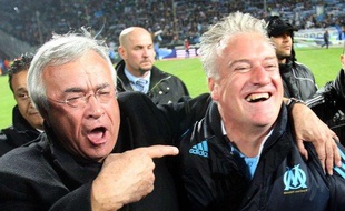 Le président de Marseille Jean-Claude Dassier (à g.) et l'entraîneur Didier Deschamps euphoriques lors du sacre de l'OM en championnat, le 5 mai 2010 au Stade Vélodrome.