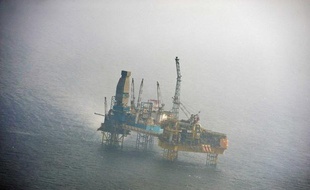 La plateforme d'Elgin, en mer du Nord, photographiée par Greenpeace le 29 mars 2012, trois jours après le début de la fuite de gaz.