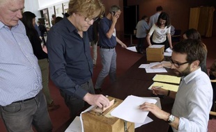 Des salariés du Monde votent pour élire leur nouveau directeur, le 13 mai 2015 au siège du journal, à Paris