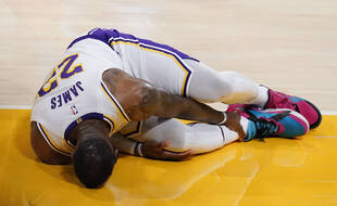 Le joueur des Lakers, LeBron James, à terre après s’être fait une entorse à la cheville droite, lors du match perdu contre Atlanta, le 20 mars 2021 à Los Angeles.