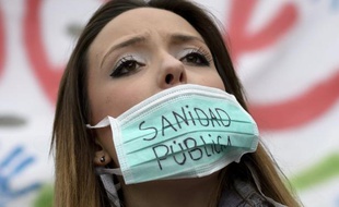 Des milliers de personnes, dont de nombreux médecins et infirmières, ont manifesté dimanche à Madrid contre les coupes dans le secteur de la santé et la privatisation de la gestion de plusieurs hôpitaux madrilènes.
