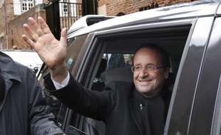 Le candidat PS à l'Elysée François Hollande a lancé mardi à Lille un vibrant message à "la mobilisation" dès le 1er tour de la présidentielle car c'est lui qui va "emporter tout".