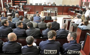 Quatre-vingt-dix policiers se sont portés partie civile et assistaient hier à l'audience.