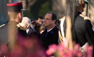Le président François Hollande, le 11 novembre 2013, à Paris devant la statue de Georges Clémenceau