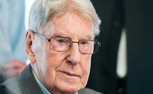 Reinhold Hanning, l'ancien SS gardien Auschwitz, lors de son procès à Detmold (est de l'Allemagne), le 20 mai 2016