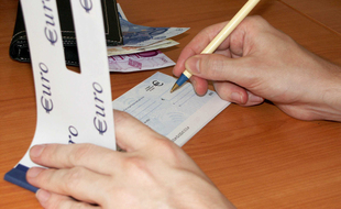 Un chèque. (Illustration)