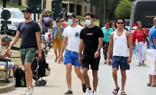 Des jeunes gens arrivant a la plage de Dinard, le 31 juillet 2020