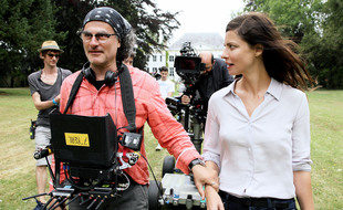 Le réalisateur Ziad Doueiri et Anna Mouglalis (Amélie Dorendeu) sur le tournage de « Baron Noir », qui a opté pour l’écotournage pour sa dernière saison.