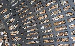 Des mégots jetés dans la rue. Illustration.