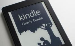 Selon Amazon, seul un petit pourcentage d'auteurs sont affectés par le conflit commercial entre Amazon et Hachette aux Etats-Unis, évoquant une douzaine d'écrivains parmi les milliers d'auteurs publiés sur la liseuse Kindle (photo) d'Amazon