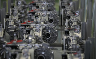 Des moteurs électriques dans une usine du constructeur automobile Renault à Cléon, en Seine-Maritime, le 18 juin 2015