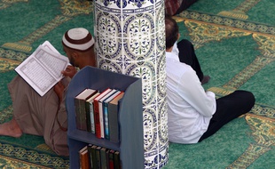 Des musulmans qui prient dans la grande mosquée de Paris.