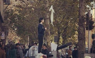 La photo de cette jeune femme iranienne brandissant son voile en pleine rue devient un symbole des manifestations.