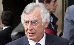 Le député PS Yves Durand a annoncé dimanche qu'il renonçait à son mandat de maire de Lomme (Nord) pour se conformer à la règle de non-cumul adoptée par son parti, estimant difficile d'exercer ces deux charges de front et plaidant pour de "nouvelles pratiques politiques".