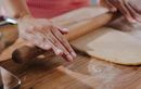 Fariner encore et encore n’empêche pas la pâte de coller au rouleau : ce secret spécial étalage facile, si !