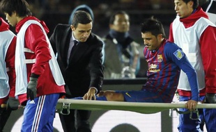 L'attaquant de Barcelone,David Villa sort une civière, le 15 décembre 2011 à Yokohoma.