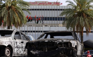 Des véhicules calcinés devant l'aéroport international de Tripoli, en Libye, le 14 juillet 2014, après l'attaque menée par des milices islamistes.