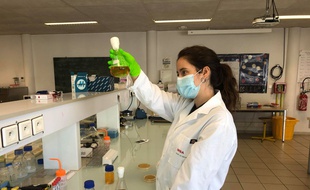 Laura Balcells, l'une des membres de l'équipe iGEM 2020 de Toulouse.