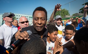 Pelé lors de l'inauguration d'un terrain de football le 27 juin 2014.