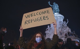 Une pancarte et une manifestante cette semaine place de la République à Paris.