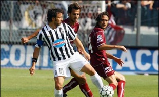 La Juventus Turin, qui avait été rétrogradée en raison de son implication dans le scandale des matches truqués, est mathématiquement assurée de remonter en Serie A grâce à sa large victoire à Arezzo (5-1) samedi lors de la 39e journée de Serie B (2e division).