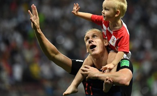 Le défenseur croate Vida avec son fils après la victoire contre l'Angleterre.