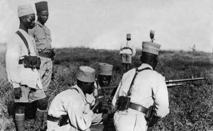 Photo prise le 04 décembre 1939 de tirailleurs sénégalais à l'instruction dans un camp d'entraînement dans les colonies françaises en Afrique