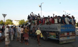 Des hommes se préparent à faire face à l'avencée des forces alliées aux rebelles chiites à Aden dans le sud du Yémen, le 25 mars 2015