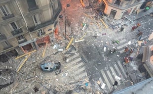 Une vue générale montre les débris et les carcasses de voitures après l'explosion d'une boulangerie au coin des rues Sainte-Cecile et de la rue de Trévise dans le 9e arrondissement de Paris le 12 janvier 2019.