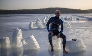 Arthur Guérin-Boëri, 36 ans, vient de réaliser un record du monde en apnée dynamique sur 120 m dans un lac à 0° C en Finlande avec une combinaison de 2 mm