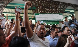 Des manifestants thaïlandais manifestent devant un bureau de vote le 2 février 2014 à Bangkok.