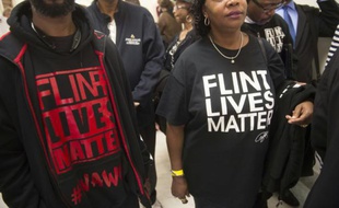 Le public patiente pour assister à l'audition du gouverneur du Michigan, Rick Snyder et de l'administratrice de l'agence de protection de l'environnement (EPA), Gina McCarthy, devant une commission parlementaire à Washington à propos du scandale de l'eau contaminée au plomb dans la ville américaine de Flint