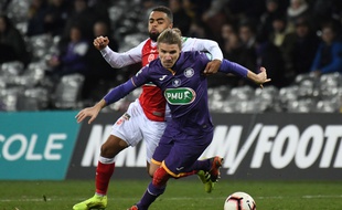 Le milieu de terrain du TFC Yannick Cahuzac face au Rémois Tristan Dingomé en 16es de finale de Coupe de France, le 22 janvier 2019 au Stadium de Toulouse.