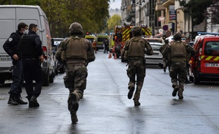 Des militaires et forces de l'ordre intervenaient à Paris ce vendredi après une attaque à l'arme blanche près de locaux de « Charlie Hebdo »